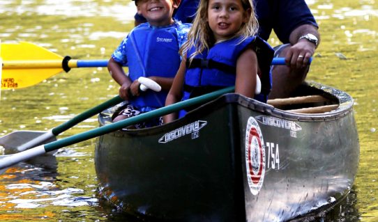 father and two kids in canoe on Delaware Indian Head Canoeing Rafting Kayaking Tubing Delaware River