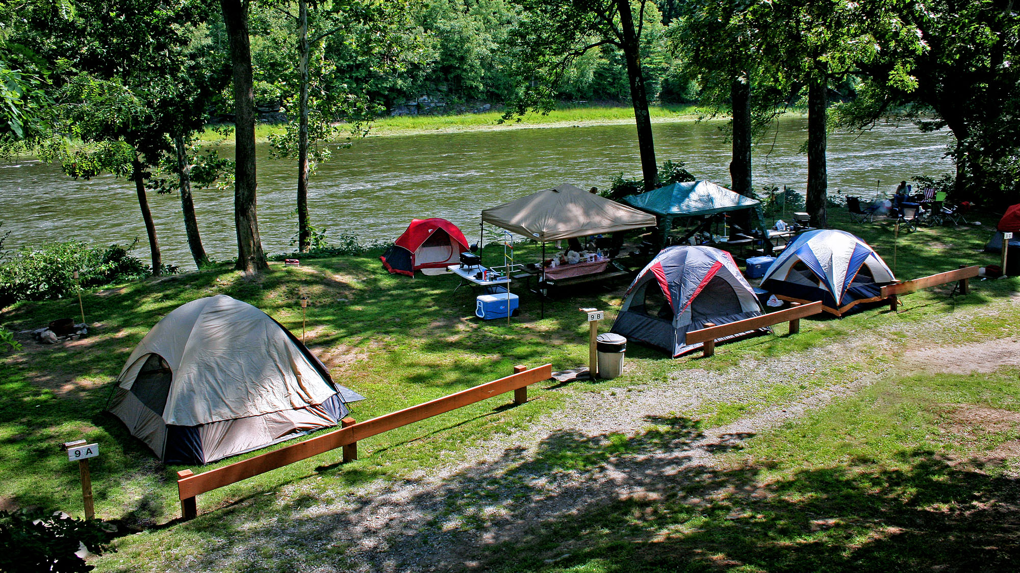 Camping river. Риверсайд Кемп. Raquette Lake Camp лагерь. Кемпинг у реки. Кемпинг у озера большая компания.